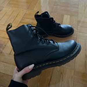 Dr. Martens 1460 WOMEN'S PASCAL VIRGINIA LEATHER BOOTS - size 8